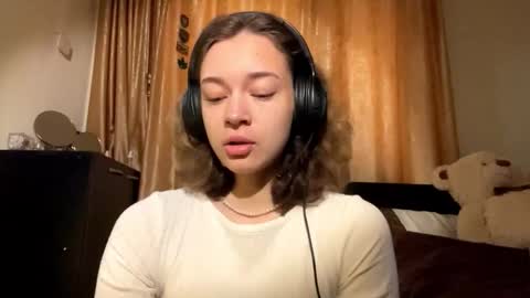 Snapshot of lylajanick chatting on October 8, 2025, 5:16 am Viola online show from October 8, 2025, 5:16 am