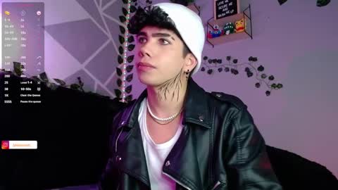 Snapshot of lylebennett_ chatting on December 2, 2024, 10:39 am Lyle Bennett Freelance Model online show from December 2, 2024, 10:39 am