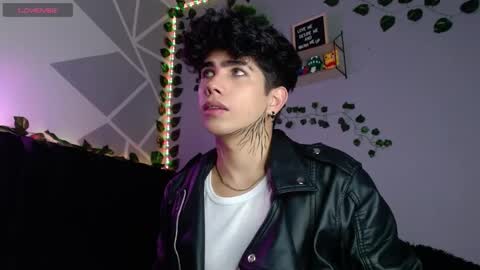 Snapshot of lylebennett_ chatting on December 4, 2024, 10:02 am Lyle Bennett Freelance Model online show from December 4, 2024, 10:02 am