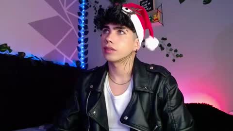 Snapshot of lylebennett_ chatting on December 8, 2024, 10:19 am Lyle Bennett Freelance Model online show from December 8, 2024, 10:19 am