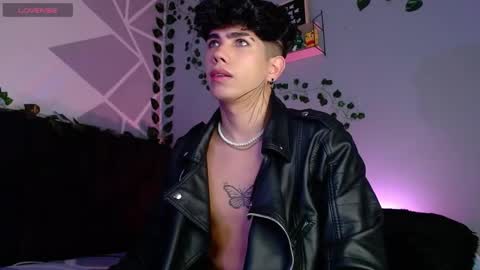 Snapshot of lylebennett_ chatting on December 9, 2024, 9:49 am Lyle Bennett Freelance Model online show from December 9, 2024, 9:49 am