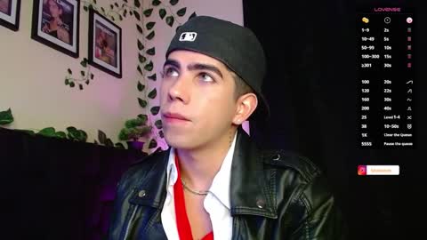 Snapshot of lylebennett_ chatting on February 14, 2025, 1:18 pm Lyle Bennett Freelance Model online show from February 14, 2025, 1:18 pm