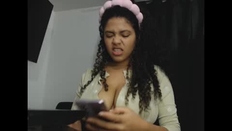 Snapshot of lylii_evans chatting on February 24, 2025, 5:00 am lylii_evans online show from February 24, 2025, 5:00 am