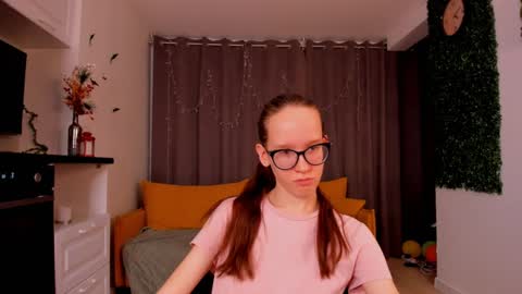 Snapshot of lynettebails chatting on January 28, 2025, 1:29 am Sara online show from January 28, 2025, 1:29 am