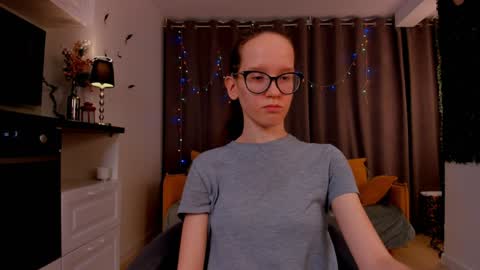 Snapshot of lynettebails chatting on February 2, 2025, 1:45 am Sara online show from February 2, 2025, 1:45 am