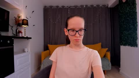 Snapshot of lynettebails chatting on February 10, 2025, 1:24 am Sara online show from February 10, 2025, 1:24 am