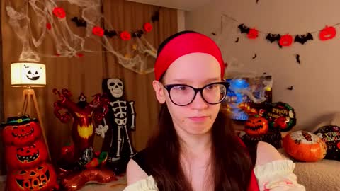 Snapshot of lynettebails chatting on October 29, 2025, 4:42 pm Sara online show from October 29, 2025, 4:42 pm