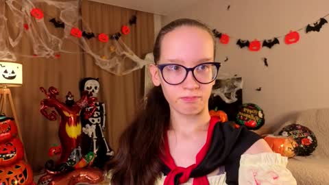 Snapshot of lynettebails chatting on October 31, 2025, 4:08 pm Sara online show from October 31, 2025, 4:08 pm