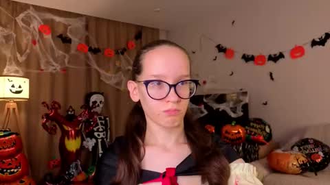 Snapshot of lynettebails chatting on November 1, 2025, 4:09 pm Sara online show from November 1, 2025, 4:09 pm