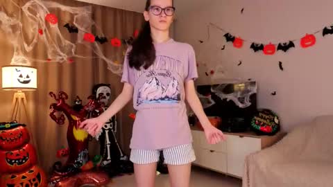 Snapshot of lynettebails chatting on November 2, 2025, 4:09 pm Sara online show from November 2, 2025, 4:09 pm