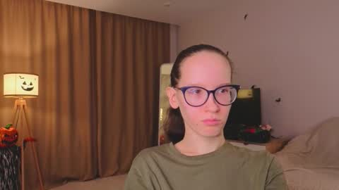 Snapshot of lynettebails chatting on November 18, 2025, 4:33 pm Sara online show from November 18, 2025, 4:33 pm