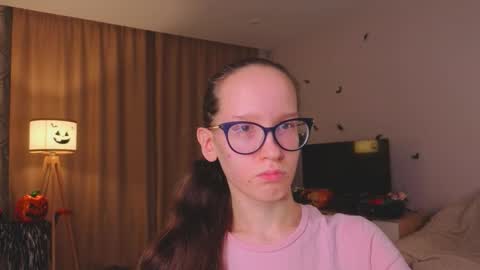 Snapshot of lynettebails chatting on November 19, 2025, 4:18 pm Sara online show from November 19, 2025, 4:18 pm