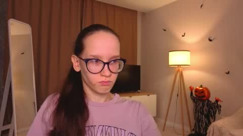 Snapshot of lynettebails chatting on November 24, 2025, 4:07 pm Sara online show from November 24, 2025, 4:07 pm