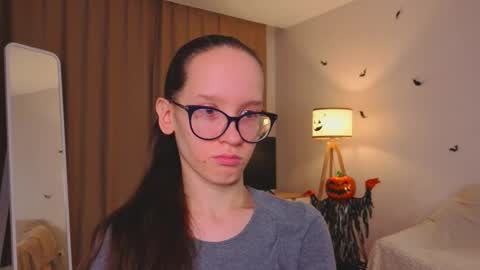 Snapshot of lynettebails chatting on November 27, 2025, 4:20 pm Sara online show from November 27, 2025, 4:20 pm