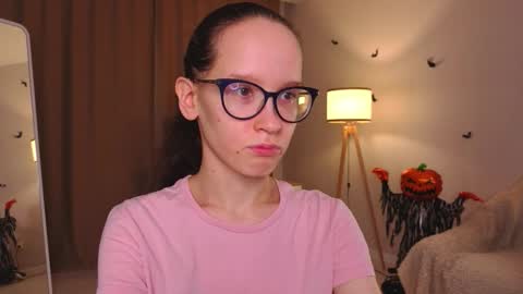 Snapshot of lynettebails chatting on November 30, 2025, 4:11 pm Sara online show from November 30, 2025, 4:11 pm