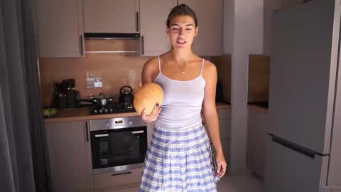  LYNN  online show from October 26, 2025, 6:30 am