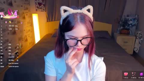 Cozy Lynns room online show from December 4, 2025, 8:45 am