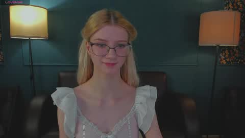 Snapshot of m1aforever chatting on April 3, 2026, 11:30 am catch me on tue 10am-5pm wed 3am-10am fri 3am-5pm sat 10am-5pm sun 10am-5pm online show from April 3, 2026, 11:30 am