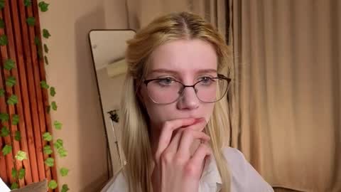 Snapshot of m1aforever chatting on April 9, 2026, 4:56 pm catch me on tue 10am-5pm wed 3am-10am fri 3am-5pm sat 10am-5pm sun 10am-5pm online show from April 9, 2026, 4:56 pm