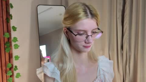 Snapshot of m1aforever chatting on April 13, 2026, 5:18 pm catch me on tue 10am-5pm wed 3am-10am fri 3am-5pm sat 10am-5pm sun 10am-5pm online show from April 13, 2026, 5:18 pm