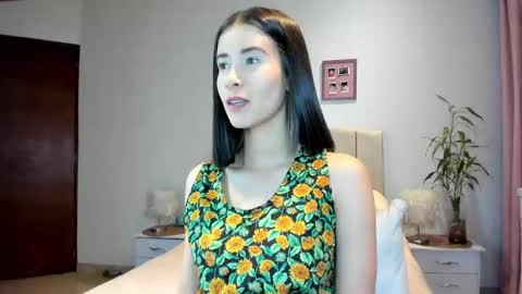 Snapshot of macarena_vallejo_ chatting on February 18, 2025, 1:54 am Macarena online show from February 18, 2025, 1:54 am