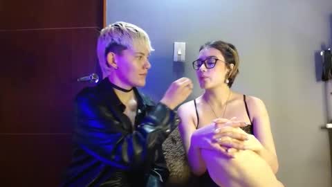 Snapshot of mackenziemoon chatting on October 19, 2025, 12:00 am Noah Askew online show from October 19, 2025, 12:00 am