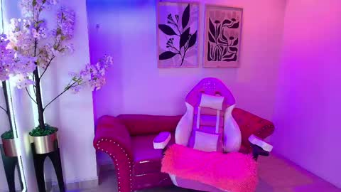 maddie_t18 online show from June 1, 2026, 11:45 am