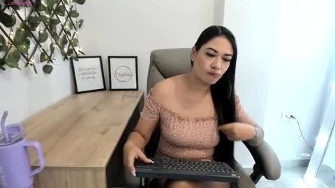 Snapshot of madeleine_w chatting on October 21, 2025, 12:22 am Madeleine online show from October 21, 2025, 12:22 am