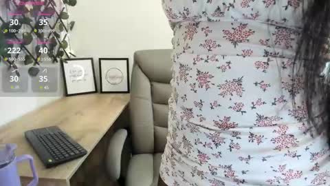 Snapshot of madeleine_w chatting on October 23, 2025, 1:05 am Madeleine online show from October 23, 2025, 1:05 am