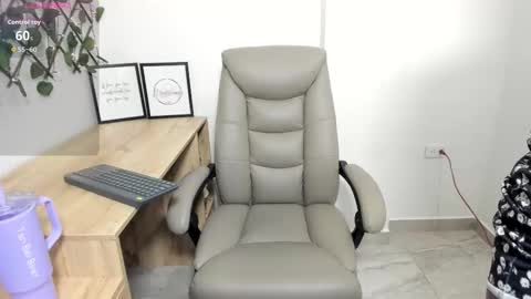 Snapshot of madeleine_w chatting on November 27, 2025, 12:46 am Madeleine online show from November 27, 2025, 12:46 am