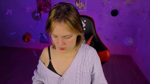 Snapshot of madeline_doll chatting on December 18, 2025, 4:18 am Madeline online show from December 18, 2025, 4:18 am