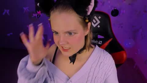 Snapshot of madeline_doll chatting on December 19, 2025, 11:34 pm Madeline online show from December 19, 2025, 11:34 pm