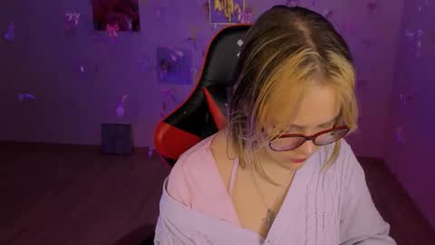 Snapshot of madeline_doll chatting on February 20, 2026, 7:10 am Madeline online show from February 20, 2026, 7:10 am