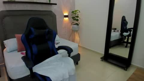 Snapshot of madison_saenzz chatting on July 18, 2026, 9:29 pm M A D I S O N online show from July 18, 2026, 9:29 pm