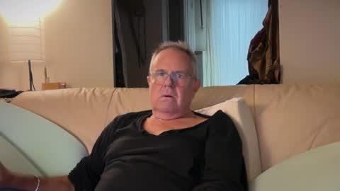 madmanacrossthewater online show from November 1, 2025, 10:01 pm