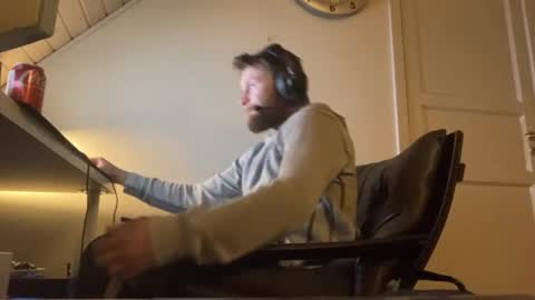 madsfb9 online show from December 4, 2025, 8:39 pm