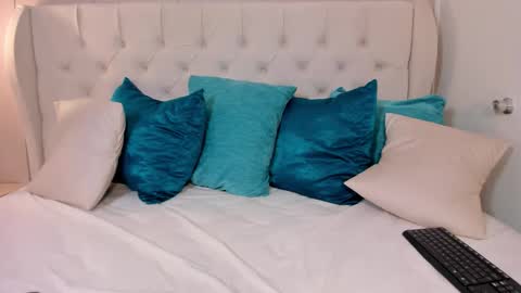 Mae Lyra online show from November 8, 2025, 11:43 am