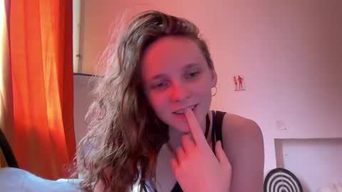 Snapshot of magic_mini_moon chatting on September 18, 2025, 9:11 am Mikky or Moon online show from September 18, 2025, 9:11 am