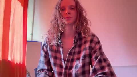 Snapshot of magic_mini_moon chatting on September 19, 2025, 9:32 am Mikky or Moon online show from September 19, 2025, 9:32 am