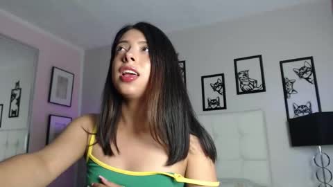 Snapshot of maia_reficco chatting on December 1, 2025, 7:52 pm Maia Reficco online show from December 1, 2025, 7:52 pm