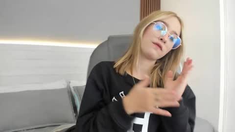 mara_33 online show from December 16, 2025, 8:14 pm