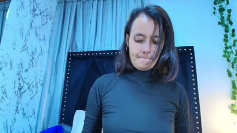maraa_x online show from May 17, 2026, 12:01 pm