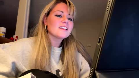 Snapshot of marciwallace chatting on November 20, 2025, 2:45 am Marci Wallace online show from November 20, 2025, 2:45 am