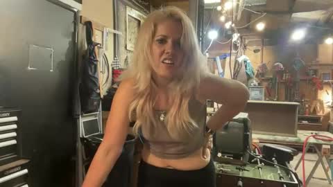 Snapshot of margolane chatting on May 29, 2026, 5:27 am Elle online show from May 29, 2026, 5:27 am