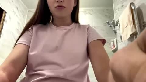 Chloe online show from June 3, 2026, 5:51 pm