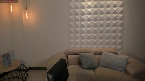 MARIA HERRERA  online show from October 19, 2025, 5:13 pm