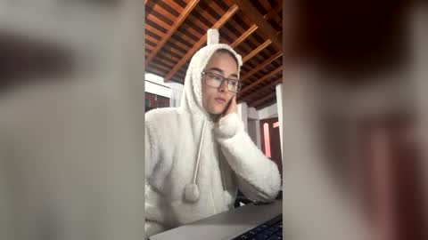 mariam_arango online show from April 17, 2026, 4:48 am