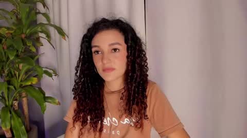 Snapshot of marian_skinny chatting on January 25, 2025, 2:15 am Marian online show from January 25, 2025, 2:15 am