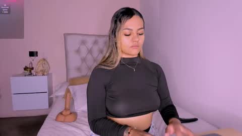 Snapshot of mariana__roe chatting on March 6, 2025, 7:25 am Mariana Roe online show from March 6, 2025, 7:25 am