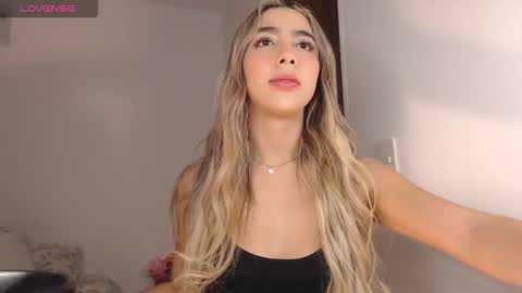 Snapshot of mariana_es chatting on October 27, 2025, 3:43 am Mariana online show from October 27, 2025, 3:43 am